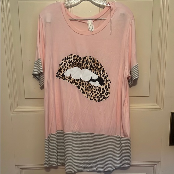 Pink 2X Graphic T-Shirt with Sexy Leopard Print Biting Lips - Picture 1 of 5